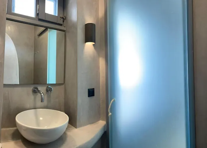 Centre With Old Port Sea View & Balcony Tínos